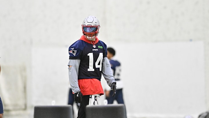 Jun 10, 2025; Foxborough, MA, USA; New England Patriots linebacker Robert Spillane (14) before the start of a drill at minicamp held in the WIN Field House at Gillette Stadium. Mandatory Credit: Eric Canha-Imagn Images Jun 10, 2025; Foxborough, MA, USA; New England Patriots linebacker Robert Spillane (14) before the start of a drill at minicamp held in the WIN Field House at Gillette Stadium. Mandatory Credit: Eric Canha-Imagn Images