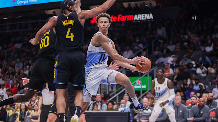 Mar 22, 2025; Atlanta, Georgia, USA; Atlanta Hawks guard Dyson Daniels (5) passes the ball around Golden State Warriors forward Jonathan Kuminga (00) and guard Moses Moody (4) in the first quarter at State Farm Arena. Mandatory Credit: Brett Davis-Imagn Images Mar 22, 2025; Atlanta, Georgia, USA; Atlanta Hawks guard Dyson Daniels (5) passes the ball around Golden State Warriors forward Jonathan Kuminga (00) and guard Moses Moody (4) in the first quarter at State Farm Arena. Mandatory Credit: Brett Davis-Imagn Images