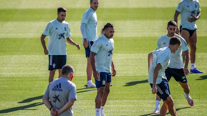 Adama Traoré y Ferran Torres coincidirán en el Barça tras compartir vestuario en la selección