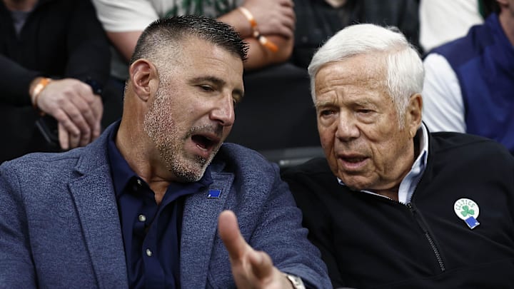 Apr 23, 2025; Boston, Massachusetts, USA; New England Patriots head coach Mike Vrabel, left, talks with Patriots owner Robert Kraft courtside during the second half of game two of the first round of the 2024 NBA Playoffs between the Boston Celtics and the Orlando Magic at TD Garden. Mandatory Credit: Winslow Townson-Imagn Images Apr 23, 2025; Boston, Massachusetts, USA; New England Patriots head coach Mike Vrabel, left, talks with Patriots owner Robert Kraft courtside during the second half of game two of the first round of the 2024 NBA Playoffs between the Boston Celtics and the Orlando Magic at TD Garden. Mandatory Credit: Winslow Townson-Imagn Images