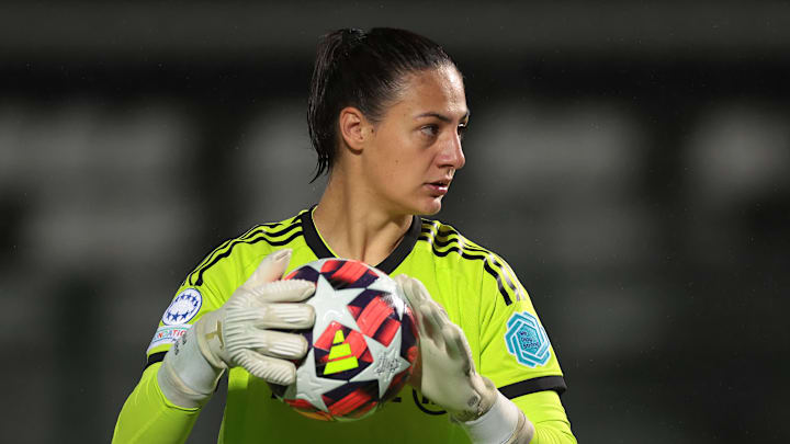 Bayern-Torhüterin Mala Grohs teilte vor Kurzem ihre schwere Diagnose mit Bayern-Torhüterin Mala Grohs teilte vor Kurzem ihre schwere Diagnose mit