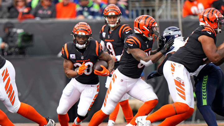 Cincinnati Bengals running back Joe Mixon (28) carries the ball in the first quarter during an NFL