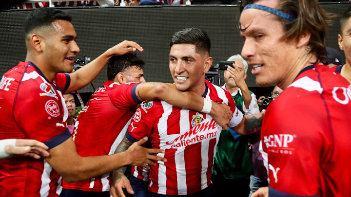 Jugadores de Chivas celebran un gol.