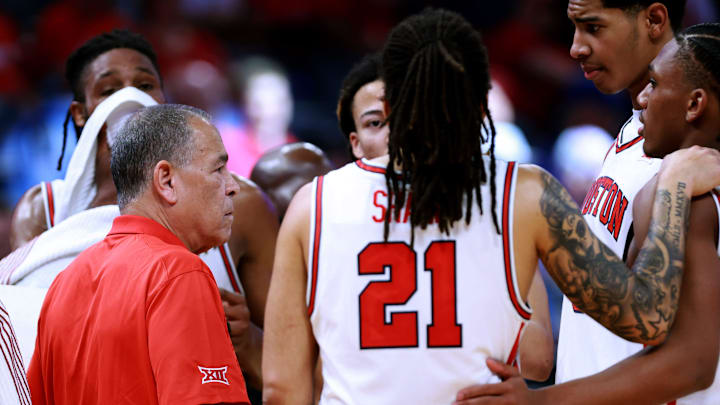 Houston head men's coach Kelvin Sampson talks to the team in the huddle during a second-round game in the NCAA men's basketball tournament between Houston Cougars and Texas A&M Aggies at Paycom Center in Oklahoma City, Saturday March 21, 2026.