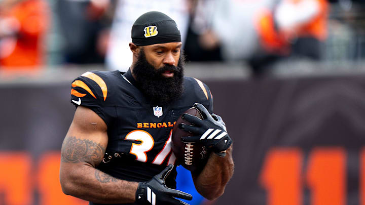 Cincinnati Bengals running back Samaje Perine (34) holds the ball before the NFL football game between Chicago Bears and Cincinnati Bengals at Paycor Stadium in Cincinnati on Nov. 2, 2025.