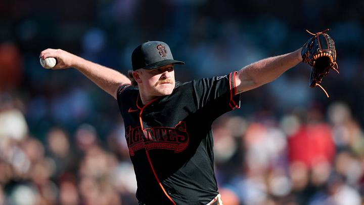 San Francisco, California, USA; San Francisco Giants starting pitcher Logan Webb (62) throws a pitch against the Atlanta Braves during the first inning at Oracle Park. Mandatory Credit: Robert Edwards-Imagn Images