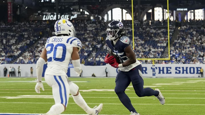 Dec 22, 2024; Indianapolis, Indiana, USA; Tennessee Titans tight end Chig Okonkwo (85) makes a catch for a two-point conversion during a game against the Indianapolis Colt at Lucas Oil Stadium. Mandatory Credit: Christine Tannous/USA Today Network via Imagn Images 