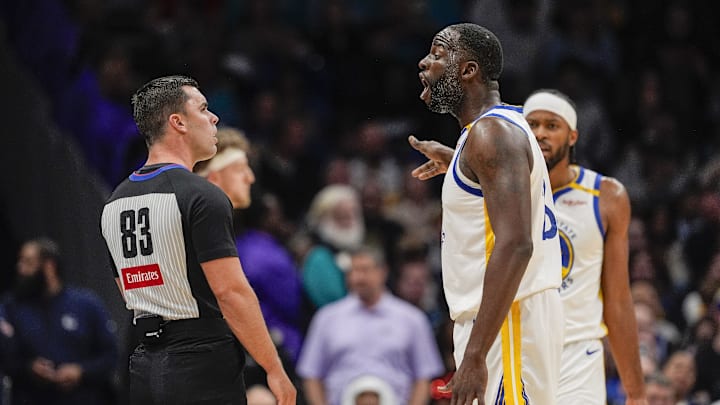 Draymond Green discusses a call with a referee during the Warriors game against the Charlotte Hornets.