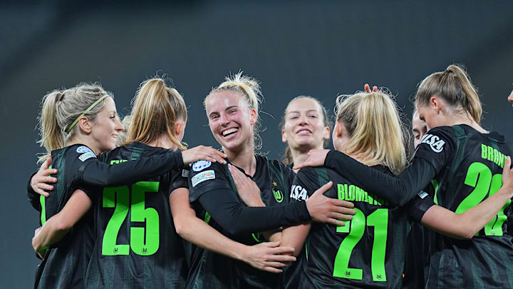 Gute Laune: Der VfL feierte in Istanbul einen ungefährdeten Sieg