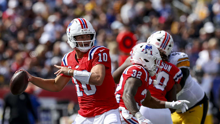 Sep 21, 2025; Foxborough, Massachusetts, USA; New England Patriots quarterback Drake Maye (10) looks to pass the ball during the first quarter at Gillette Stadium. Mandatory Credit: Paul Rutherford-Imagn Images Sep 21, 2025; Foxborough, Massachusetts, USA; New England Patriots quarterback Drake Maye (10) looks to pass the ball during the first quarter at Gillette Stadium. Mandatory Credit: Paul Rutherford-Imagn Images