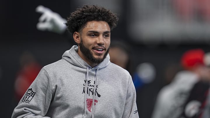 Dec 22, 2024; Atlanta, Georgia, USA; Atlanta Falcons wide receiver Drake London (5) warms up on the field prior to the game against the New York Giants at Mercedes-Benz Stadium. Mandatory Credit: Dale Zanine-Imagn Images Dec 22, 2024; Atlanta, Georgia, USA; Atlanta Falcons wide receiver Drake London (5) warms up on the field prior to the game against the New York Giants at Mercedes-Benz Stadium. Mandatory Credit: Dale Zanine-Imagn Images