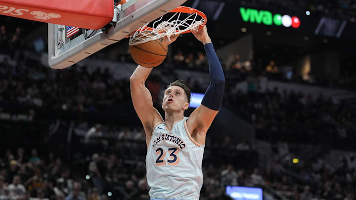 Nov 27, 2024; San Antonio, Texas, USA; San Antonio Spurs forward Zach Collins (23) dunks in the first half against the Los Angeles Lakers at Frost Bank Center.