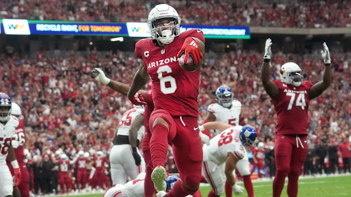 Arizona Cardinals running back James Conner (6) scores a touchdown against the New York Giants at
