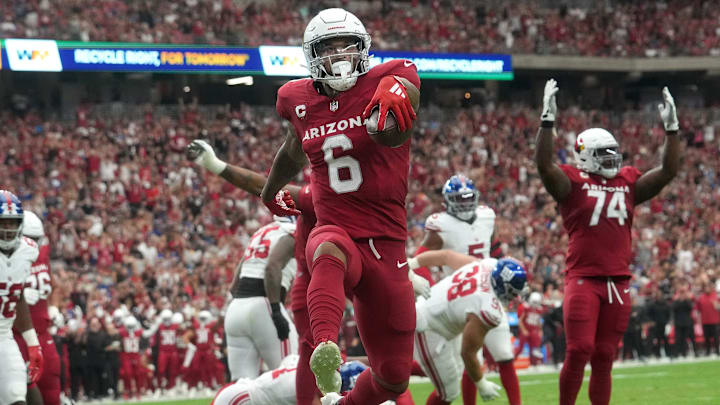 Arizona Cardinals running back James Conner (6) scores a touchdown against the New York Giants at