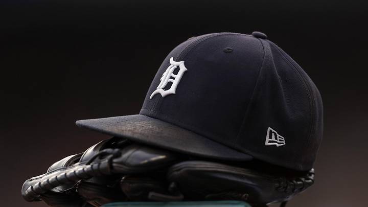 A Detroit Tigers hat and glove.
