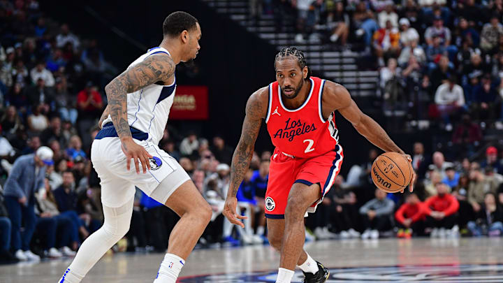 Apr 4, 2025; Inglewood, California, USA; Los Angeles Clippers forward Kawhi Leonard (2) moves the ball against Dallas Mavericks forward P.J. Washington (25) during the first half at Intuit Dome. Mandatory Credit: Gary A. Vasquez-Imagn Images Apr 4, 2025; Inglewood, California, USA; Los Angeles Clippers forward Kawhi Leonard (2) moves the ball against Dallas Mavericks forward P.J. Washington (25) during the first half at Intuit Dome. Mandatory Credit: Gary A. Vasquez-Imagn Images