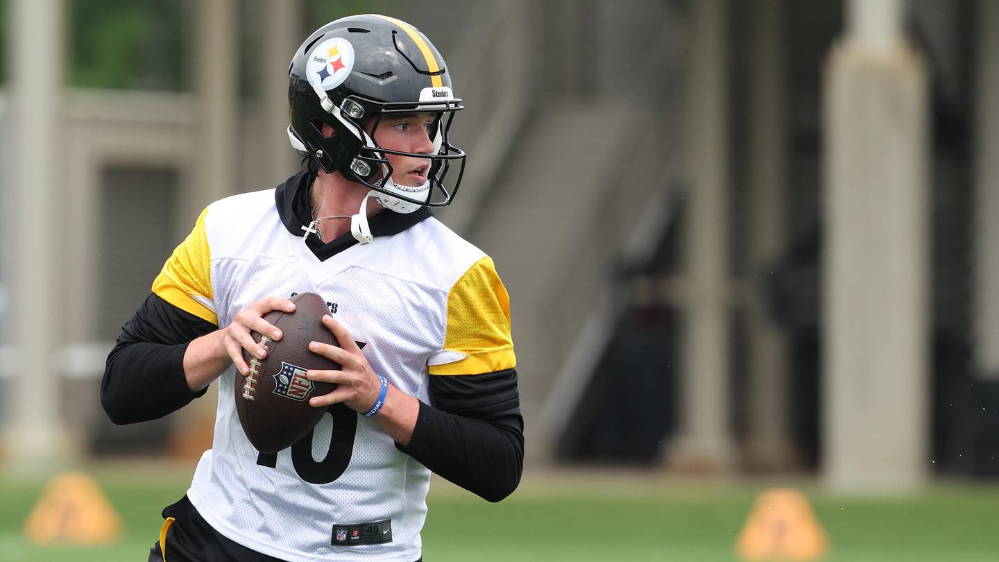 Aaron Rodgers Taking Steelers Rookie QB Under His Wing