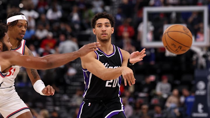 Oct 17, 2024; Inglewood, California, USA;  Sacramento Kings guard Colby Jones (20) passes the ball during the third quarter of NBA preseason game against the Sacramento Kings at Intuit Dome. Mandatory Credit: Kiyoshi Mio-Imagn Images