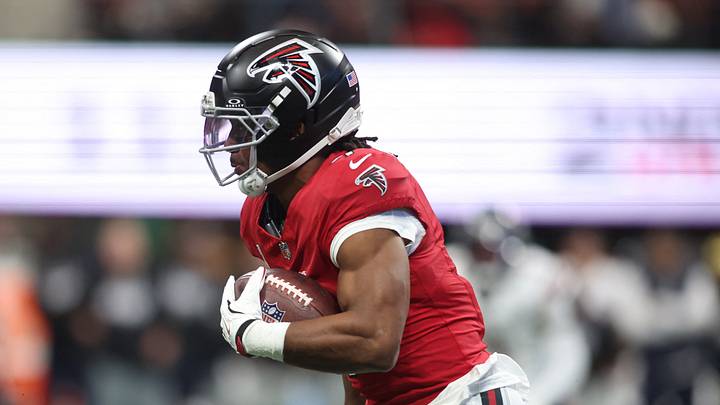Oct 18, 2026; Atlanta, Georgia, USA;  Atlanta Falcons running back Bijan Robinson (7) runs with the ball against the Chicago Bears during the second quarter at Mercedes-Benz Stadium.  Mandatory Credit: Brett Davis-Imagn Images