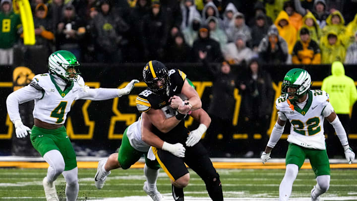 Iowa Hawkeyes tight end Hayden Large (88) runs for extra yards after a catch Nov. 8, 2025 during a Big Ten Football game at Kinnick Stadium against the Oregon Ducks in Iowa City, Iowa.
