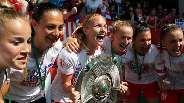 Glódís Perla Viggósdóttir (Dritte von links) trug maßgeblich dazu bei, dass der FC Bayern Deutscher Meister wurde