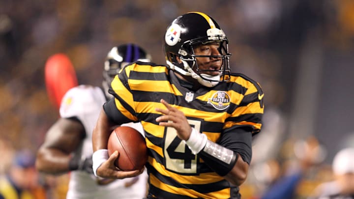 November 18, 2012; Pittsburgh, PA, USA; Pittsburgh Steelers quarterback Byron Leftwich (4) scores on a thirty-one yard touchdown run against the Baltimore Ravens during the first quarter at Heinz Field. Mandatory Credit: Charles LeClaire-Imagn Images