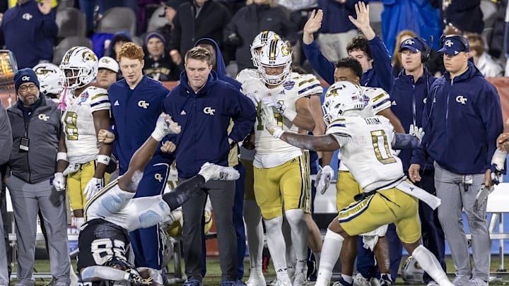 Dec 27, 2024; Birmingham, AL, USA; Vanderbilt Commodores running back Sedrick Alexander (28) cannot hold on to a [ass as he flips out of bound during the second half of the 2024 Birmingham Bowl at Protective Stadium. Mandatory Credit: Vasha Hunt-Imagn Images Dec 27, 2024; Birmingham, AL, USA; Vanderbilt Commodores running back Sedrick Alexander (28) cannot hold on to a [ass as he flips out of bound during the second half of the 2024 Birmingham Bowl at Protective Stadium. Mandatory Credit: Vasha Hunt-Imagn Images