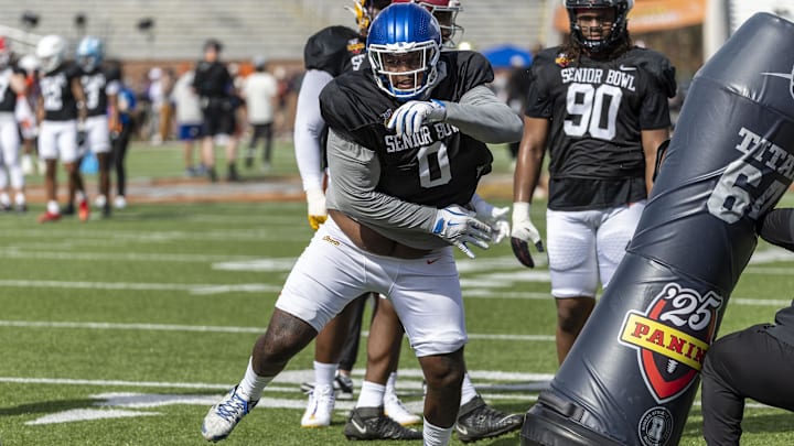 Jan 29, 2025; Mobile, AL, USA; American team defensive lineman Deone Walker of Kentucky (0) works through drills during Senior Bowl practice at Hancock Whitney Stadium. Jan 29, 2025; Mobile, AL, USA; American team defensive lineman Deone Walker of Kentucky (0) works through drills during Senior Bowl practice at Hancock Whitney Stadium.
