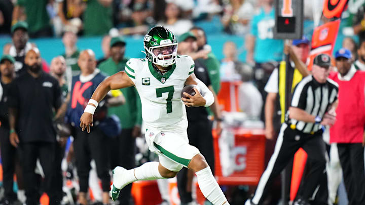 Sep 29, 2025; Miami Gardens, Florida, USA; New York Jets quarterback Justin Fields (7) rushes the ball against the Miami Dolphins during the first half at Hard Rock Stadium. Mandatory Credit: Rich Storry-Imagn Images Sep 29, 2025; Miami Gardens, Florida, USA; New York Jets quarterback Justin Fields (7) rushes the ball against the Miami Dolphins during the first half at Hard Rock Stadium. Mandatory Credit: Rich Storry-Imagn Images