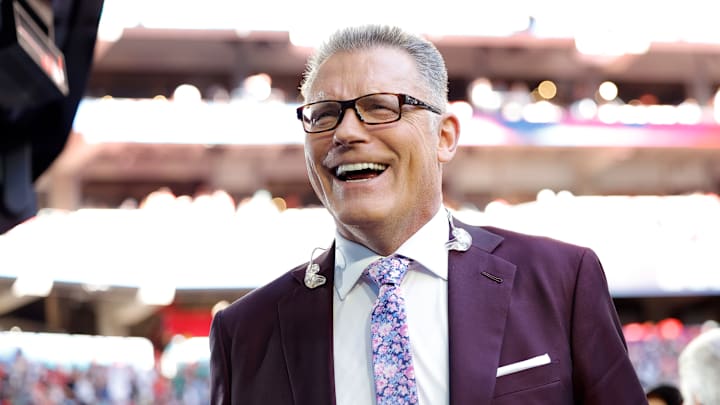 Former Raiders DE Howie Long.