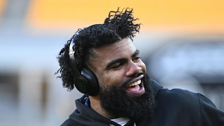 Oct 6, 2024; Pittsburgh, Pennsylvania, USA; Dallas Cowboys running back Ezekiel Elliott (15) works out before a game against the Pittsburgh Steelers at Acrisure Stadium. Mandatory Credit: Barry Reeger-Imagn Images





