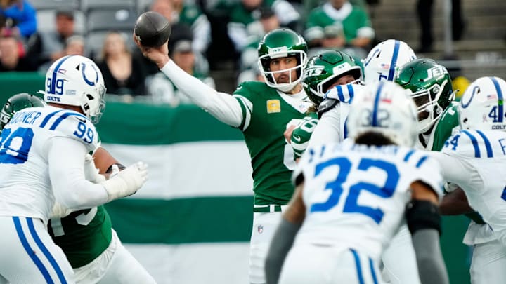 New York Jets quarterback Aaron Rodgers (8) passes to a teammate during the fourth quarter, Sunday, November 17, 2024, in East Rutherford.