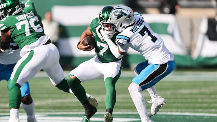 Justin Fields and the Jets struggled mightily yet again on Sunday, leading to generous boos from the home crowd. 