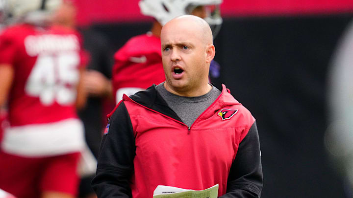 Cardinals offensive coordinator Drew Petzing talks to his offense during Cardinals training camp at State Farm Stadium in Glendale, on July 31, 2025.