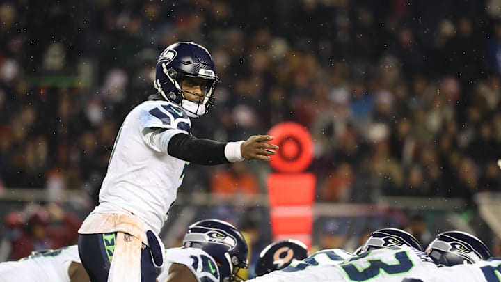 Dec 26, 2024; Chicago, Illinois, USA; Seattle Seahawks quarterback Geno Smith (7) directs a play prior to the snap during the fourth quarter against the Chicago Bears at Soldier Field. Mandatory Credit: Talia Sprague-Imagn Images Dec 26, 2024; Chicago, Illinois, USA; Seattle Seahawks quarterback Geno Smith (7) directs a play prior to the snap during the fourth quarter against the Chicago Bears at Soldier Field. Mandatory Credit: Talia Sprague-Imagn Images