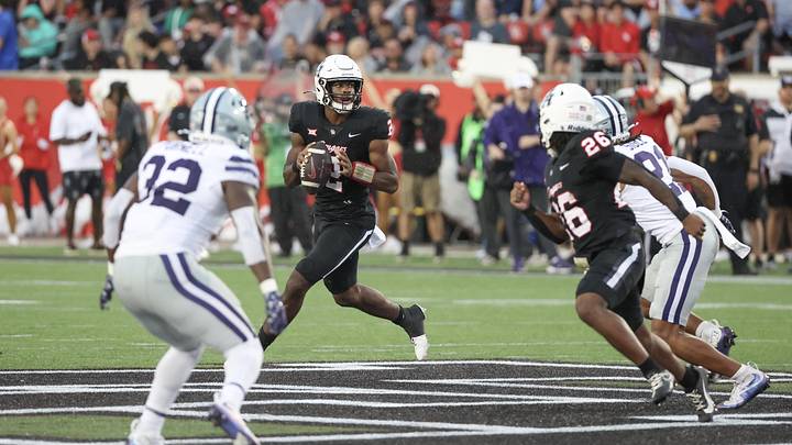 Nov 2, 2024; Houston, Texas, USA; Houston Cougars quarterback Zeon Chriss (2) scrambles against the Kansas State Wildcats in the first quarter at TDECU Stadium. Mandatory Credit: Thomas B. Shea-Imagn Images Nov 2, 2024; Houston, Texas, USA; Houston Cougars quarterback Zeon Chriss (2) scrambles against the Kansas State Wildcats in the first quarter at TDECU Stadium. Mandatory Credit: Thomas B. Shea-Imagn Images