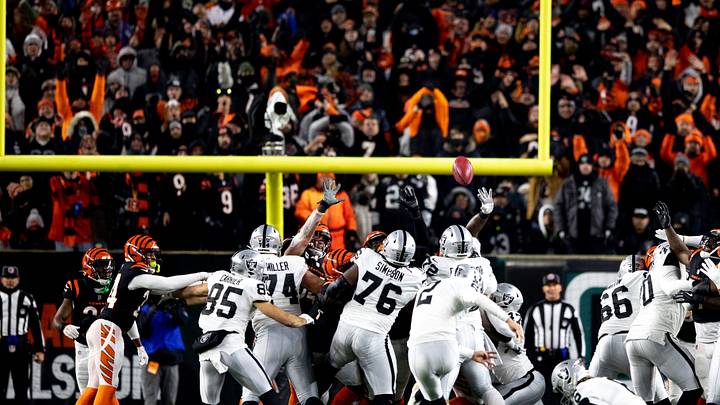 Las Vegas Raiders kicker Daniel Carlson (2) hits a field goal bringing Las Vegas Raiders within 7 Las Vegas Raiders kicker Daniel Carlson (2) hits a field goal bringing Las Vegas Raiders within 7