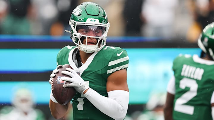 Sep 7, 2025; East Rutherford, New Jersey, USA; New York Jets quarterback Justin Fields (7) warms up before the game against the Pittsburgh Steelers at MetLife Stadium. Mandatory Credit: Vincent Carchietta-Imagn Images Sep 7, 2025; East Rutherford, New Jersey, USA; New York Jets quarterback Justin Fields (7) warms up before the game against the Pittsburgh Steelers at MetLife Stadium. Mandatory Credit: Vincent Carchietta-Imagn Images