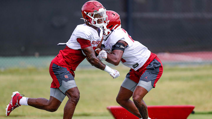 Oklahoma defensive backs Makari Vickers and Jayden Rowe 