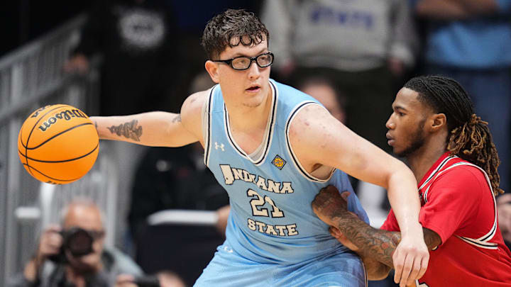 Indiana State Sycamores center Robbie Avila (21) goes in for a lay-up against Utah Utes