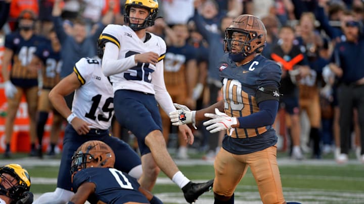 Oct 19, 2024; Champaign, Illinois, USA;  Illinois Fighting Illini defensive back Miles Scott (10) looks on during a missed field goal attempt by Michigan Wolverine kicker Dominic Zvada in the second half at Memorial Stadium. 