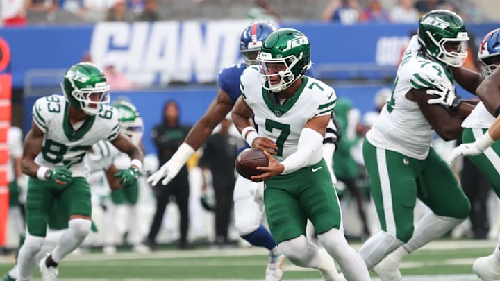 Aug 16, 2025; East Rutherford, New Jersey, USA; New York Jets quarterback Justin Fields (7) hands the ball off during the first quarter against the New York Giants at MetLife Stadium. Mandatory Credit: Vincent Carchietta-Imagn Images Aug 16, 2025; East Rutherford, New Jersey, USA; New York Jets quarterback Justin Fields (7) hands the ball off during the first quarter against the New York Giants at MetLife Stadium. Mandatory Credit: Vincent Carchietta-Imagn Images