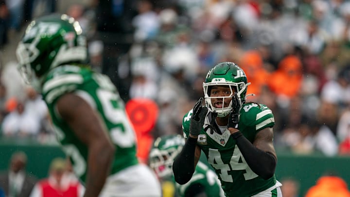 New York Jets linebacker Jamien Sherwood (44) shouts a call to his teammates during an NFL Week 10 game between the New York Jets and the Cleveland Browns at MetLife Stadium on Sunday, Nov. 9, 2025.