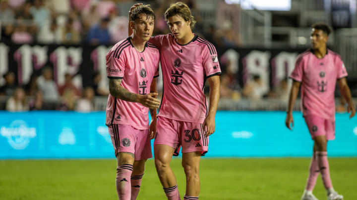 El finlandés Robert Taylor y el argentino Benjamín Cremaschi lamentan la eliminación del equipo en octavos de final