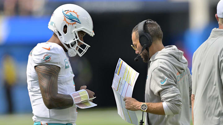 Miami Dolphins head coach Mike McDaniel talks with quarterback Tua Tagovailoa.