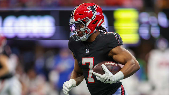 Dec 22, 2024; Atlanta, Georgia, USA; Atlanta Falcons running back Bijan Robinson (7) runs the ball against the New York Giants in the second quarter at Mercedes-Benz Stadium. Mandatory Credit: Brett Davis-Imagn Images
