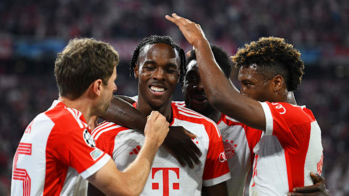 Mathys Tel (m.) bejubelt seinen Treffer