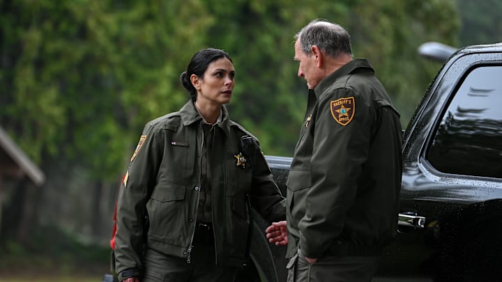“Alert the Sheriff” – After a fire camp inmate escapes from Three Rock, the deputy sheriff with a surprising connection to the Leones, Mickey (Morena Baccarin), is called to investigate, on FIRE COUNTRY, Friday, April 12 (9:00-10:00 PM, ET/PT) on the CBS Television Network, and streaming on Paramount+ (live and on demand for Paramount+ with SHOWTIME subscribers, or on demand for Paramount+ Essential subscribers the day after the episode airs)*. Directed by series star, creator and executive