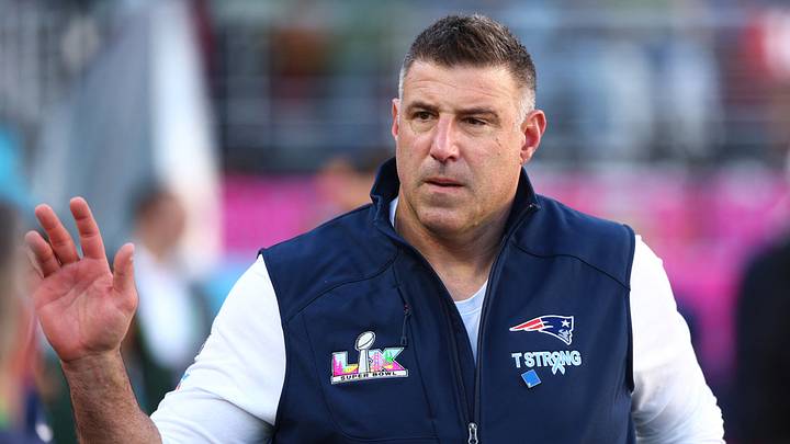 New England Patriots head coach Mike Vrabel walks on the field New England Patriots head coach Mike Vrabel walks on the field