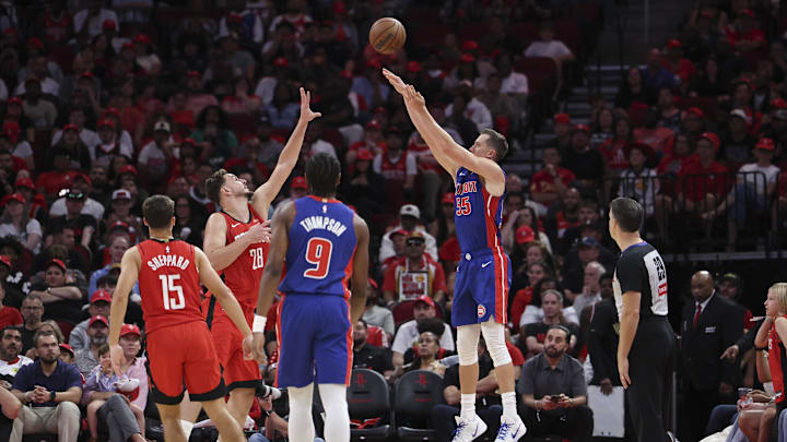 Oct 24, 2025; Houston, Texas, USA; Detroit Pistons forward Duncan Robinson (55) scores a basket during the second quarter against the Houston Rockets at Toyota Center. Mandatory Credit: Troy Taormina-Imagn Images Oct 24, 2025; Houston, Texas, USA; Detroit Pistons forward Duncan Robinson (55) scores a basket during the second quarter against the Houston Rockets at Toyota Center. Mandatory Credit: Troy Taormina-Imagn Images